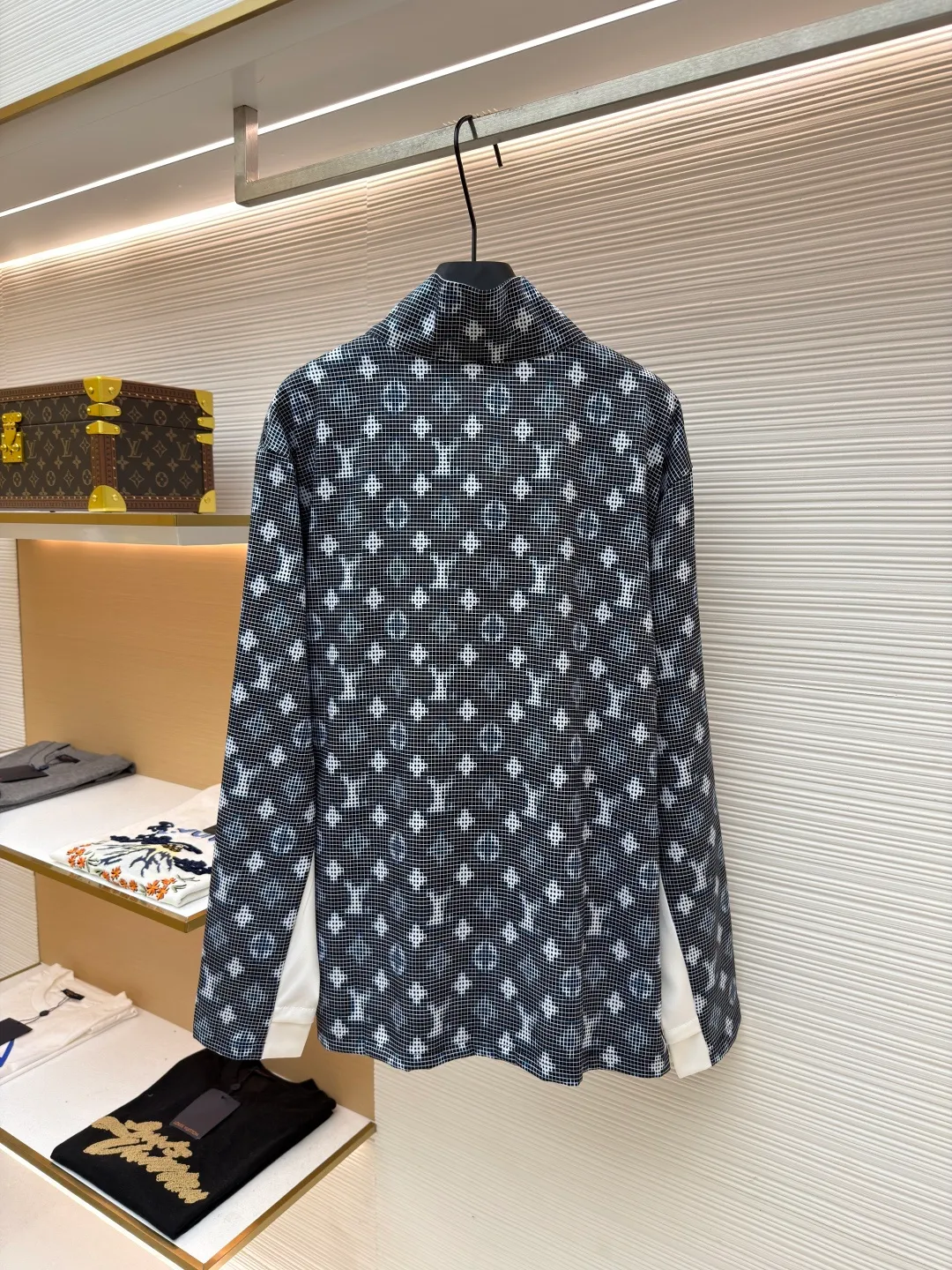 LOUIS VUITTON SKI ski series long-sleeved zipper closure design T-shirt ●Original version: Purchased and developed by 10239 ●Item number: 1681632-A55 ●Fabric: cotton fabric ●Technology: printing production ●Version: fitted version ●Weight: about 300 grams ●Size: S-M-L-XL ●Description: Stand-up collar design with half-zip closure, neat and stylish to wear. The body of the garment adopts digital printing technology, with clear and three-dimensional patterns and exquisite details. The splicing between the front and back pieces adopts flat-turn open-stitching technology, the stitching is even and neat, and the lines are clear and smooth. The ribbed design on the hem and cuffs is both windproof and warm and can modify your figure. The entire top embodies Louis Vuitton's ultimate pursuit of quality and craftsmanship from fabric selection, tailoring to detail processing. It not only retains the elegant style of classic items, but also incorporates modern design language, making it suitable for various occasions and showing a low-key and luxurious fashion attitude. The overall wiring is straight and delicate, the fabric is comfortable and soft, and the color is consistent without color difference. It can be matched with the same style to create a fashionable look and control various occasions. Customized accessories, complete with three standards, same style for men and women!